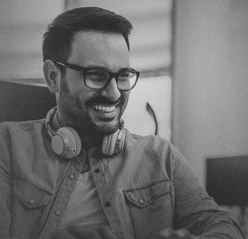 homem sorrindo com óculos e fone de ouvidos