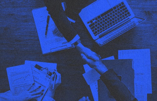 duas pessoas fechando um acordo imagem duotone azul e computador