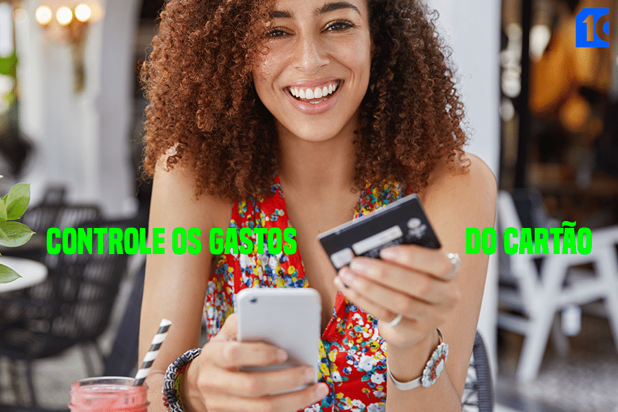 mulher sorrindo segurando cartão de crédito e texto: controle os gastos do cartão