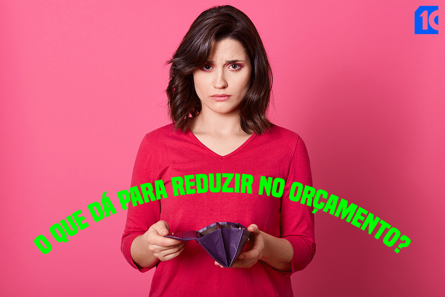 mulher sobre fundo rosa segurando carteira vazia e texto: o que dá para reduzir no orçamento - Como evitar gastos